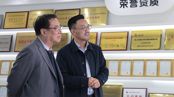 中國農業科學院原院長、中國農業國際合作促進會名譽會長翟虎渠蒞臨茄子视频污免费观看考察指導