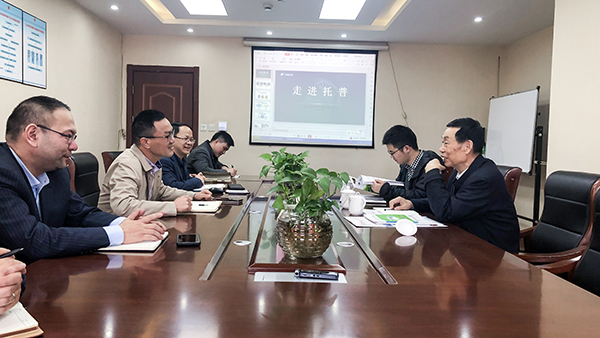 座談會現場，陳渝陽董事長與孫院士熱切交談