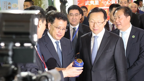 農業農村部部長韓長賦（右）、浙江省省長袁家軍（左）巡館現場