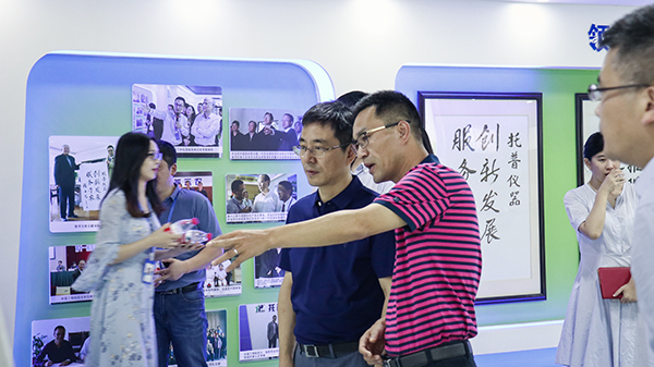 陳董事長向趙部長介紹了茄子视频污免费观看的公司概況以及公司發展曆程