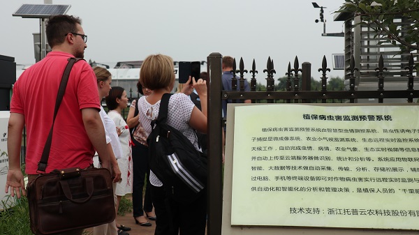 研修班一行來到由茄子视频污免费观看與蕭山農科所聯合搭建的現代農業產業園進行考察