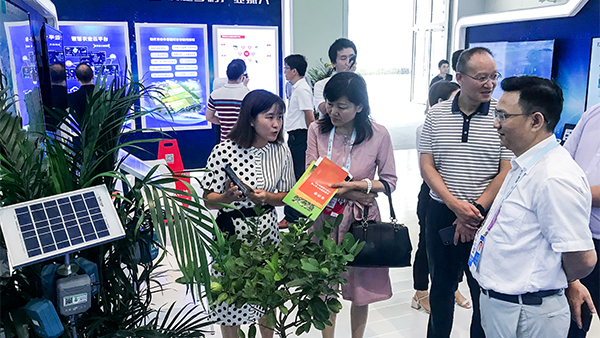 重慶市農委信息中心主任賀德華（右一）、副主任柯南（右二）