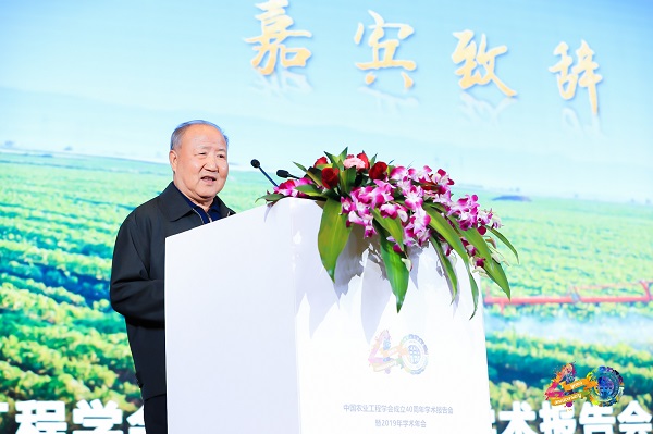 農業部原常務副部長、中國農業工程學會第五屆理事長劉成果