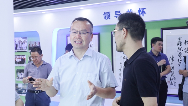 趙喜凱局長參觀茄子视频污免费观看展廳