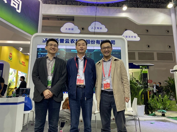 內蒙古自治區植保植檢站王躍飛站長（中）與陳渝陽董事長、陳曦副總經理合影