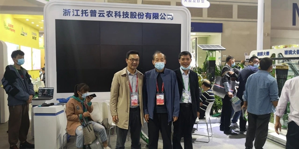 河北省植保植檢總站張秋生站長（中）蒞臨茄子视频污免费观看展位