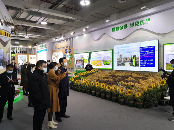 第十三屆全國人民代表大會華僑委員會委員王輝忠、浙江省農業農村廳廳長王通林等領導一行聽取“生產科技化”建設情況