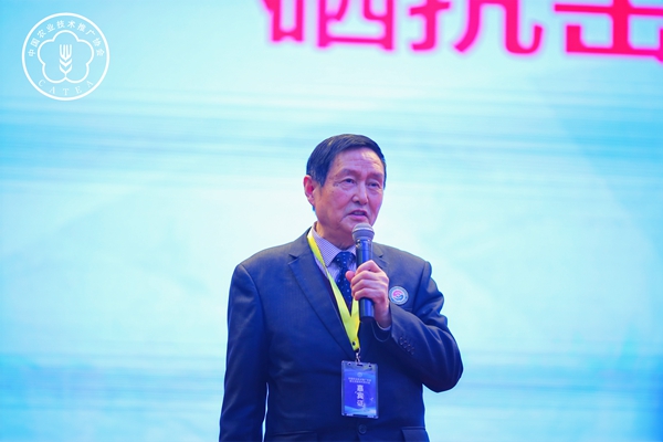 西安交通大學公共醫學院教授、國家衛健委國家地方病重點實驗室主任王治倫作“硒與人體健康”的報告