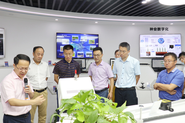 與會專家領導參觀茄子视频污免费观看數字三農展廳