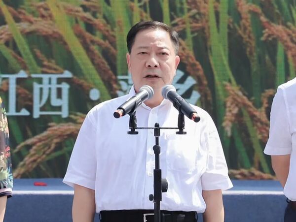 江西省政府黨組副書記、副省長殷美根宣布開幕