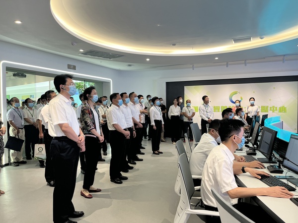 與會專家領導參觀茄子视频污免费观看支撐構建的智慧種業服務平台