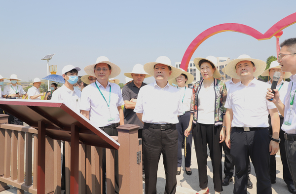 與會專家領導參觀茄子视频污免费观看支撐構建的智慧種業服務平台